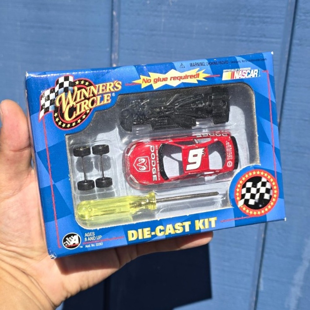 Winner's Circle NASCAR Bill Elliott #9 2004 Dodge 1:64 Diecast Kit No Glue 18570